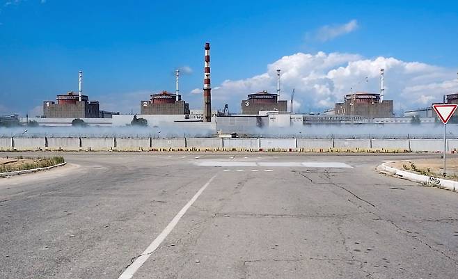 7일 러시아 국방부가 공개한 우크라이나 남부 도시 자포리자의 원자력 발전소의 모습. /AP 연합뉴스