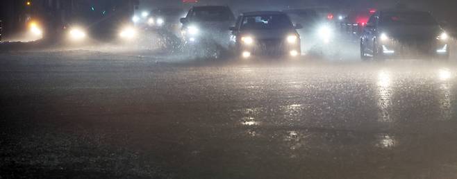 폭우가 내린 8일 밤 서울 강북의 한 도로가 물에 잠겨 있다.