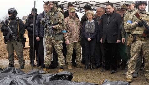 앞서 러시아군의 부차 학살 현장을 방문한 우르술라 폰데어라이엔 유엔 집행위원장 / 사진=로이터통신