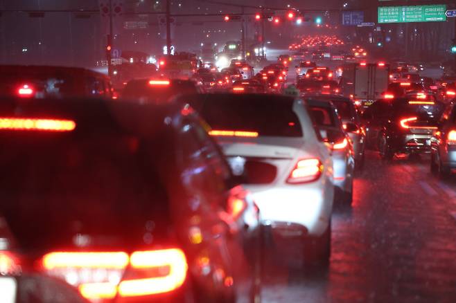 8일 밤 서울 강남 일대 도로 곳곳이 침수되면서 차량정체를 빚고 있다. [사진 출처 = 연합뉴스]