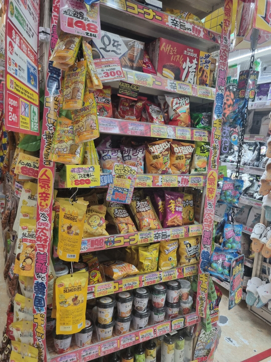 지난 6월 일본 신주쿠 한 매장에서 판매되고 있는 한국과자들. 도쿄= 김선영 기자