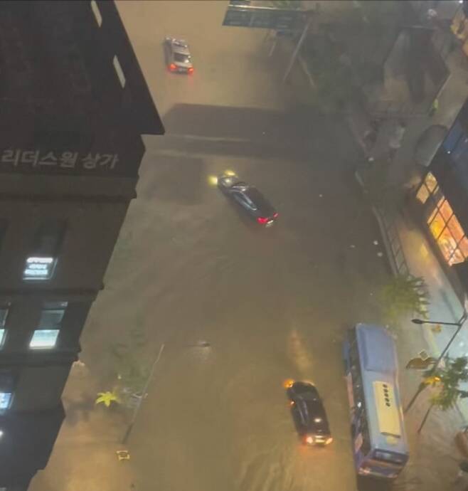 [서울=뉴시스]서울 서초구 일대 도로가 폭우로 침수되면서 시민들이 차량 위로 대피했다.2022.08.08.(사진=독자 제공) *재판매 및 DB 금지