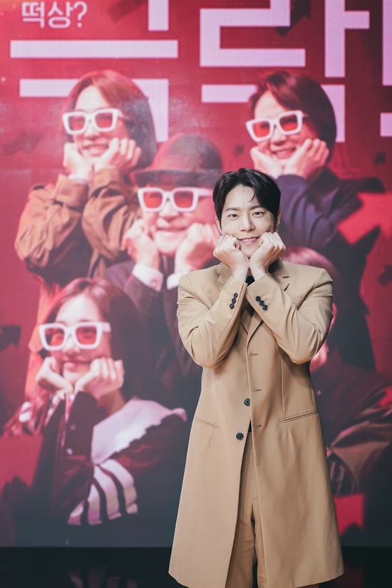 Actor Jang Gwang delivers Share investment behind-the-scenesTving original Ant is riding was held online on the afternoon of the 8th.Choi Ji-young, Han Ji-eun, Hong Jong-Hyun, Jung Moon-sung, Kim Sun-Young and Jang Gwang attended the ceremony.Ant is riding is a drama about Share sympathy of the rice cake, which realizes life through Share by five Ants in a mysterious gathering.On this day, Ant is on board Actors talked about Share investment experience.Jang Gwang commented on the role of retired English teacher Kim Jin-bae, Friend tells me to Share on the drama, and I am polite.I miss a few opportunities and I have a lot of trouble. After retirement, I saw no one to admit it. The Friend is the last chance, so I burn it. It is a character who is working hard while studying and studying.Jang Gwang said, I bought a considerable amount of money when I first came in Share in Korea 30 years ago and when the fever blew.I bought about 8 million won of Share, he said.Jang Gwang said: I flew about 40% and quickly collected it, and I should have pretended not to know then, and if I had stayed, I would have made a decent house now, but then I was surprised and had no choice.I think I bought a few at that time. Jung Moon-sung of the Yolo Gangsan Station also revealed his experience in investing in Share: Everyone bought it, too, isnt it funny?I went in and saw it, but someone kept using my capital. The money was gone. I said, Is this right? And he said, I keep waiting. I did not see it because I should not keep looking.This far away a month later. Ive never sold anything. I dont know how much Ive got left.I changed my cell phone and (login) did not open. Hong Jong-Hyun of Choi Sun-woo, a part-time student at a convenience store, said, I thought I should not do this drama.I didnt let him in. I just tried to check, so I couldnt remember the password.I dont know yet, he said, sympathetic to Jung Moon-sung.What is the return that Actor thinks about, what is the gain and loss of Ant is riding?Han Ji-eun of Yumiseo Station, a salesperson at a luxury store, said, What I got was to be able to be with my gem-like actors. It was glorious.It was mental that lost. It was a very imaginative Friend. Many imaginations often played many roles.There were moments when I was confused by how many of my egos were. Hong Jong-Hyun said, I think I only got it. There are many imaginary gods of Han Ji-eun, and I can imagine that I can overdo acting or makeup.It is a part of the expectation that I shoot such things funny. It seems to be an increase. When I use my wig, its a bit harder to play than it is now, and I have a fever in my head, and I didnt know the feeling of free soul, Jung Moon-sung said.He said, It was not easy to express and I should have imagined it. I tried this role and tried it like that.It was an experience that I could get as an actor to be able to do it without going through my head. Kim Sun-Young, the chief executive of the patriarchal house, said, The yield is high. I try every time I work. The director is very sensual.I thought if I acted, I would edit it and make it very stereoscopic. I wanted to ask everything.I asked the most of all the works I have ever taken and did what the director told me.The high yield was I like it because I do what the bishop tells me. I did this for the first time and it was so good.I tried with the babys attitude to my mother, but it was very good. I am going to do this all the time. Finally, Choi Ji-young said, There is always an epilogue after this broadcast, and Shuka comes out and tells us useful information related to Share.I look at it in advance and study a lot, he said.On the other hand, Ant is riding will be released for the first time on the 12th.Photo: Tving