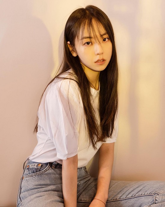 On the afternoon of the 8th, Ahn Sohee posted several photos of himself with his photo emoticons on his instagram.In the open photo, Ahn Sohee transformed his image into a hair styling with bangs from his long hair without bangs.White T-shirts, jeans, and Ahn Sohee met with a good mood.In other photos released together, Ahn showed off his younger visuals, and the big eyes and luxury face that were revealed with his bangs reminded him of Ahn Sohees debut for Wonder Girls.Domestic and foreign fans who watched the photos of Ahn Sohee responded with It is so beautiful, It looks younger, It looks better with bangs, Take a picture, It is strange that it is like face at debut and It is like 16 years old .On the other hand, Ahn Sohee is continuing active communication with fans through his YouTube channel An Sohee.Photo = An Sohee Instagram