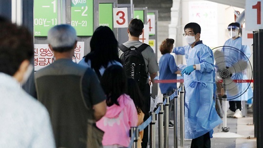 서울 용산구 보건소에 마련된 신종 코로나바이러스 감염증(코로나19) 선별검사소에서 시민들이 줄을 서 검사 차례를 기다리고 있다. 사진=뉴스1