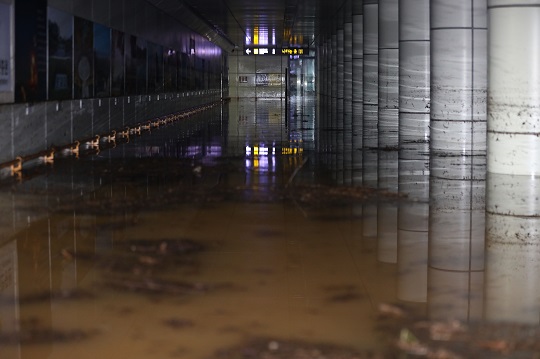 9일 오전 서울 동작구 동작역 9호선 역내 지하보도가 침수된 모습. 사진=뉴시스
