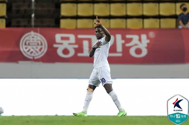 프로축구 K리그2 FC안양이 아코스티의 극장골에 힘입어 경남FC를 꺾고 3위로 뛰어 올랐다. [한국프로축구연맹 제공]