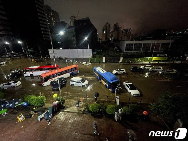 8일 서울 서초구 진흥아파트 인근 도로가 침수돼 차량이 물에 잠겨 있다.  ⓒ News1 송원영 기자