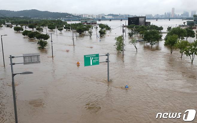 서울을 비롯한 중부지역에 기록적인 폭우가 내린 9일 오전 서울 반포한강공원이 물에 잠겨있다. 2022.8.9/뉴스1 ⓒ News1 박세연 기자