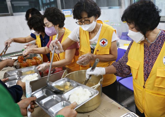 서울 강남구 구룡마을 집중호우 침수피해 이재민에게 대한적십자사 봉사원들이 급식 지원을 하고 있다. 연합뉴스