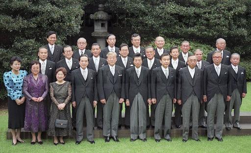 1993년 8월 비자민-비공산 연립정권인 호소카와 내각 각료 기념사진. 왼쪽 6번째가 호소카와 모리히로, 7번째는 하타 쓰토무. 한국일보 자료사진