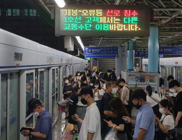 8일 오후 경기 군포시 금정역 1호선 승강장 전광판에 선로 침수로 인한 상하행 운행중단을 알리는 안내문이 나오고 있다. 뉴시스