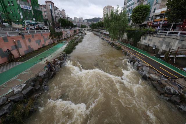서울에 내린 기록적 폭우로 피해가 속출하는 가운데 9일 서울 관악구 도림천에 물이 불어나 있다. 연합뉴스