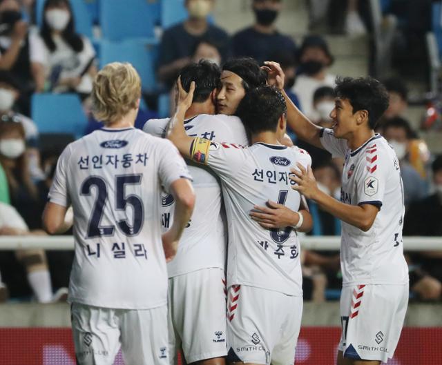 수원FC 선수들이 3일 인천축구전용경기장에서 열린 K리그1 인천 유나이티드와의 경기에서 득점에 성공한 후 기뻐하고 있다. 인천=연합뉴스