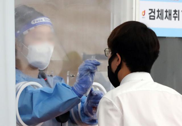 넉 달 만에 가장 많은 코로나19 신규 확진자가 집계된 9일 오후 서울역 임시선별검사소에서 한 남성이 검사를 받고 있다. 뉴스1