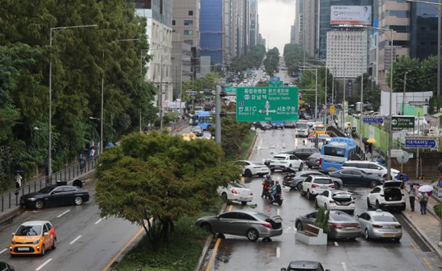 서울을 비롯한 중부지역에 기록적인 폭우가 내린 9일 오전 서울 서초구 서초동 진흥아파트 앞 서초대로에 전날 쏟아진 폭우에 침수, 고립된 차량들이 뒤엉켜 있다. 뉴스1