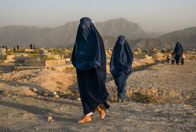 지난 7월 아프가니스탄 카불에서 여성들이 온 몸을 가리는 '부르카'를 입고 길을 걷고 있다. 카불=AFP 연합뉴스