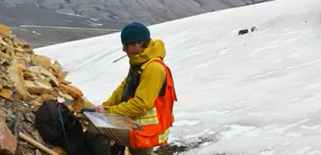빙하에 숨겨진 희소광물을 탐사하는 신생기업 ‘코볼드 메탈’ 관계자가 그린란드에서 탐지장비를 들여다보고 있다. CNN 홈페이지 캡처