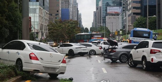 9일 서울 서초구 진흥아파트 앞 서초대로 일대에 폭우 피해 차량들이 방치돼 있다. 연합뉴스