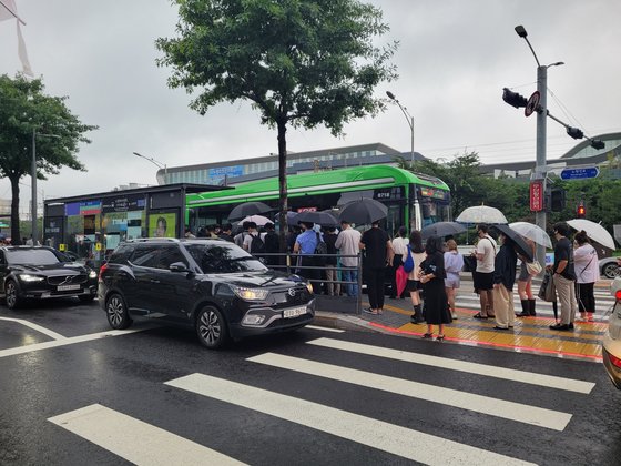 서울 동작구 노량진역 부근 버스정류장이 출근길 버스를 타려는 시민들로 붐비고 있다. 독자 제공