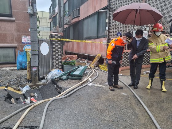 9일 오전, 전날 일가족 3명이 목숨을 잃은 서울 관악구 신림동 빌라의 반지층에서 소방 당국이 호스 4개를 이용해 양수 작업을 하고 있다. 이수민 기자