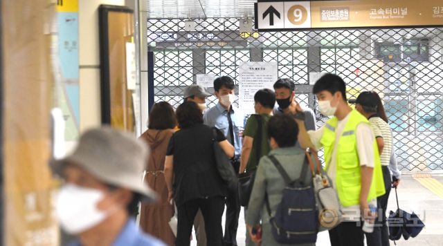 9일 서울 지하철 9호선 동작역 연결로에서 시민들이 역무원에게 침수로 인해 폐쇄된 지하철 9호선을 대신할 우회 교통편을 안내받고 있다. 권현구 기자