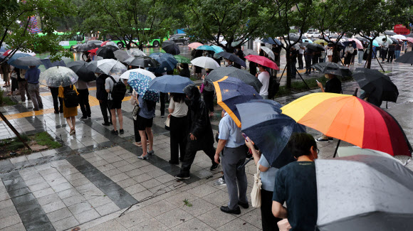 계속된 폭우에 유난히 더 힘든 퇴근길 - 수도권 폭우가 계속된 9일 오후 서울 종로구 세종로사거리 인근에서 퇴근길 시민들이 버스를 기다리고 있다. 2022.8.9 연합뉴스