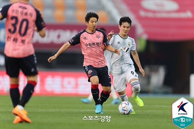 수원FC 박주호(왼쪽)와 전북 현대 김진규가 지난 5월 22일 수원종합운동장에서 열린 하나원큐 K리그1 2022 14라운드 경기에서 경합하고 있다. 프로축구연맹 제공