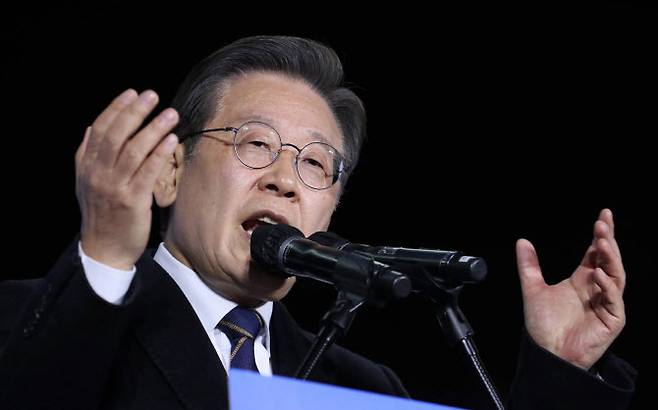 이재명 더불어민주당 대선 후보가 4일 오후 서울 강동구 상일동 강동아트센터 인근에서 유세를 하며 지지를 호소하고 있다.(사진=뉴시스)