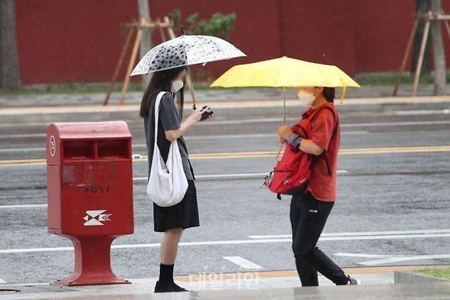 시민들이 우산을 들고 이동하고 있는 모습. ⓒ데일리안DB