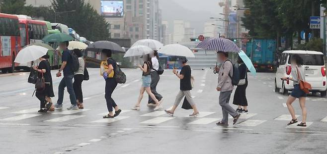 우산을 쓴 시민들이 길을 지나가고 있다. ⓒ데일리안 김민호 기자