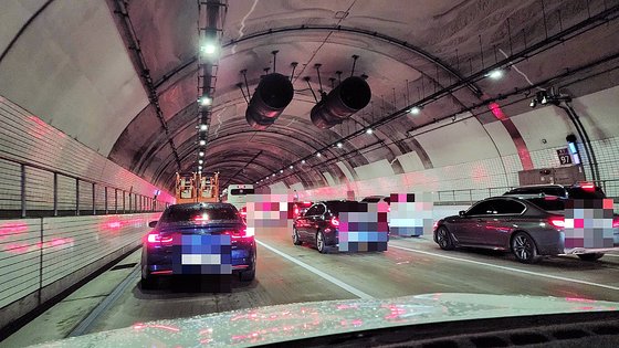 9일 오전 서초터널에 차량들이 정체되어 있는 모습. 사진 독자제공