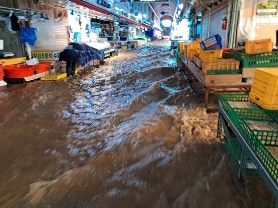 8일 오후 경기 부천시 역곡상상시장에 빗물이 유입되고 있다. 독자제공. 뉴스1