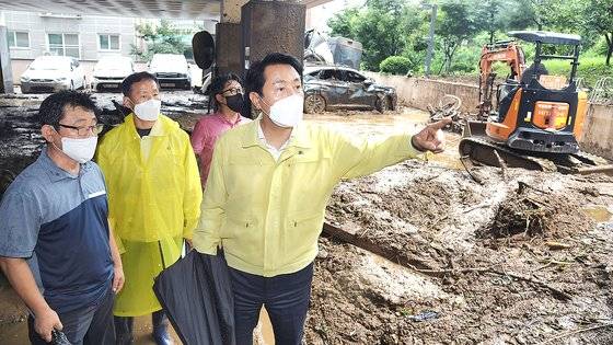 오세훈 서울시장이 9일 서울 구로구에서 전날 내린 폭우로 산사태가 발생한 현장을 점검하고 있다. 연합뉴스