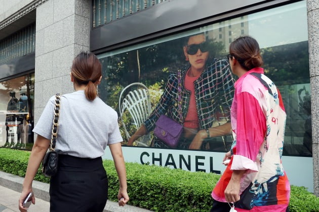 21일 유통업계에 따르면 롯데백화점과 신세계백화점에서 지난 2분기 명품이 속한 해외 패션 매출 증가율(전년 동기 대비) 두자릿수를 기록하며 여전히 성장세를 이어갔다. 사진=허문찬 한국경제신문 기자
