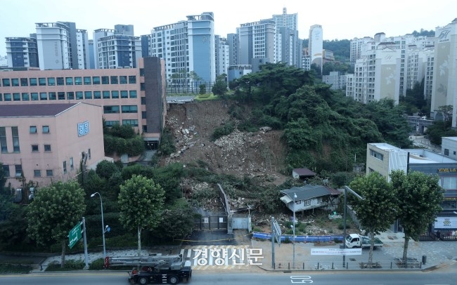 폭우로 인해 토사가 무너져 내린 서울 동작구 경문고등학교 후문 부근의 10일 모습. 김창길 기자