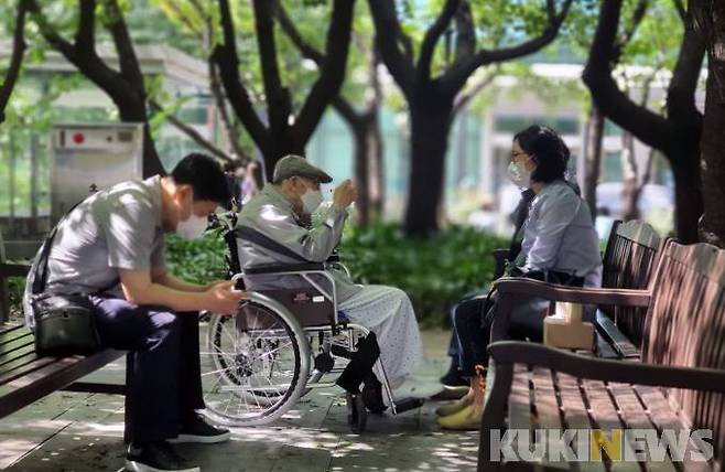 서울아산병원 앞 쉼터에서 환자와 보호자들이 휴식을 취하고 있다. 사진은 기사와 직접 관련이 없습니다.   사진=박효상 기자