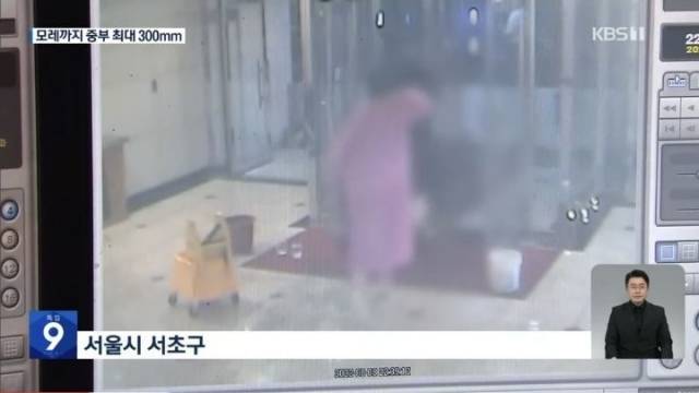 지난 8일 밤 서울 서초동의 한 건물을 나서는 실종 남매의 모습. KBS 보도화면 캡처