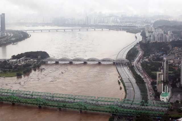 폭우로 한강 수위가 급격히 상승한 9일 오전 서울 63스퀘어에서 바라본 통제된 올림픽대로 모습. 연합뉴스