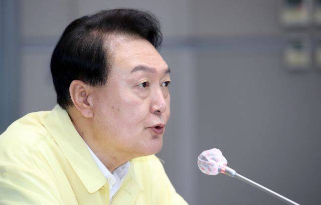 윤석열 대통령이 10일 서울 정부서울청사 중앙재난안전상황실 서울상황센터에서 열린 하천홍수 및 도심침수 대책회의를 주재하고 있다. 대통령실통신사진기자단
