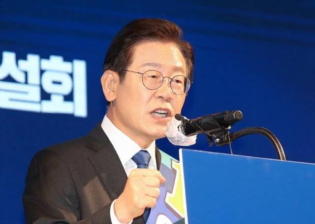 이재명 더불어민주당 당대표 후보가 지난 7일 제주난타호텔 대연회장에서 열린 8·28 전당대회 지역 순회 경선 제주 합동연설회에서 정견을 발표하고 있다. 뉴시스