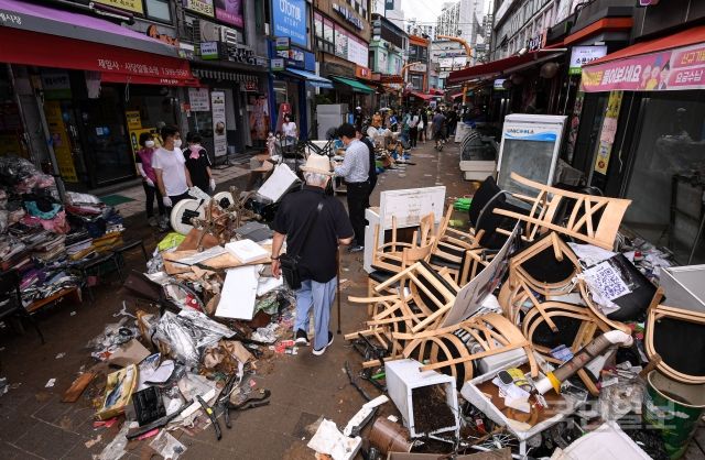 10일 서울 동작구 남성사계시장 입구에 쓰레기와 집기들이 널브러져 있다.