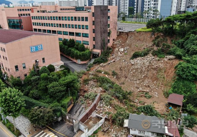 10일 서울 동작구 경문고 후문 인근에 최근 내린 폭우로 인해 산사태가 발생해 토사가 쏟아져 있다.