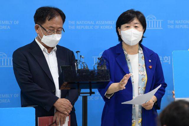 서영교 더불어민주당 의원이 10일 오전 국회 소통관에서 '경찰국 신설 규탄, 김순호 경찰국장·이상민 행안부 장관 사퇴 촉구' 기자회견을 하고 있다. 국회사진기자단