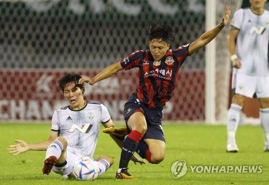 (수원=연합뉴스) 10일 경기도 수원종합운동장에서 열린 '하나원큐 K리그 1' 수원FC와 전북 현대의 경기. 수원FC 이승우가 태클에 걸려 넘어지고 있다.