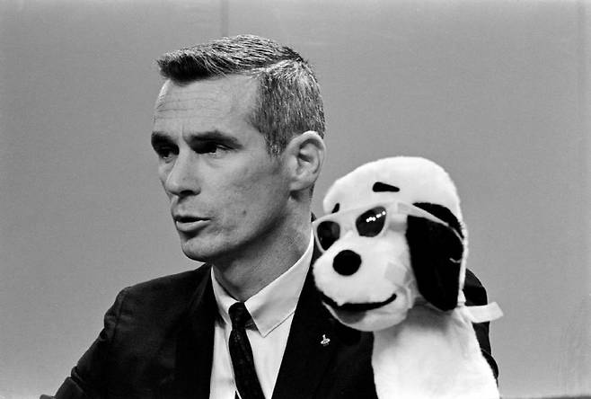 아폴로10호를 조종한 NASA 소속 우주비행사 유진 서난이 1969년 4월 26일 스누피 인형과 함께 기자회견 중이다. [사진 출처 = NASA]