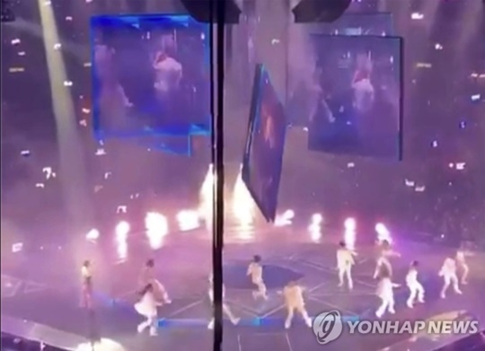대형 스크린이 추락한 콘서트 현장 모습. 사진l연합뉴스