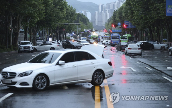 9일 오전 서울 강남구 대치역 인근 도로에 폭우로 침수됐던 차들이 어지럽게 널려있다.[사진 = 연합뉴스]