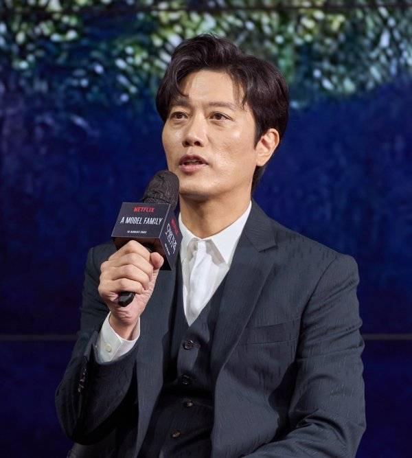 배우 박희순이 9일 서울 종로구 JW메리어트 동대문에서 열린 넷플릭스 오리지널 시리즈 ‘모범가족’ 제작발표회 무대에 올라 취재진의 질문에 답하고 있다. 사진제공|넷플릭스