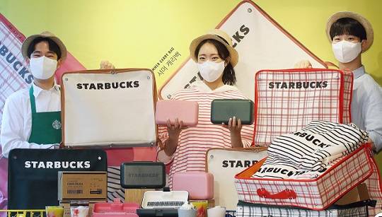 스타벅스 코리아는 오늘(11일) 행사 증정품이었던 서머 캐리백에 대한 자발적 리콜을 진행한다고 밝혔다. 여행용 가방인 서머 캐리백에서 발암물질 폼알데히드가 검출된 데 따른 후속 조치다. 사진=뉴스1